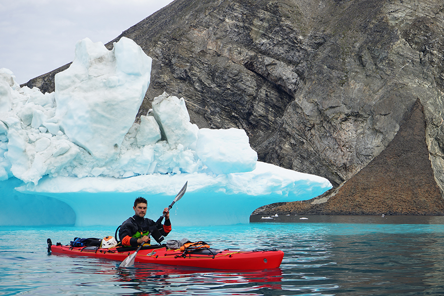 Symon Welfringer in kayak nell'avvicinamento al Mistic Circle