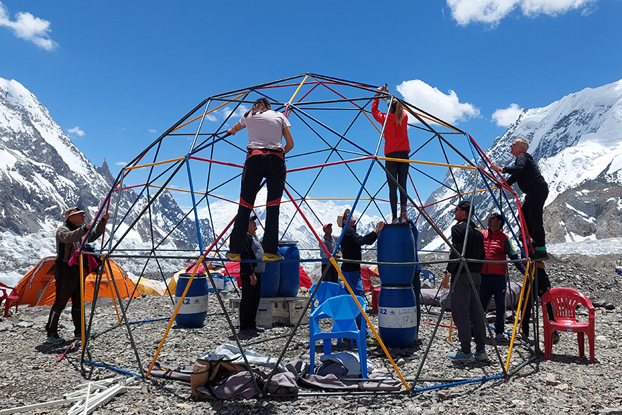 Montaggio della tenda Dome al campo base - Foto @Silvialoreggian