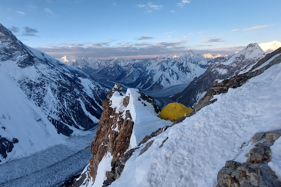 L'incredibile visuale del ghiacciaio del Baltoro da Campo 2 - Foto @Silvialoreggian