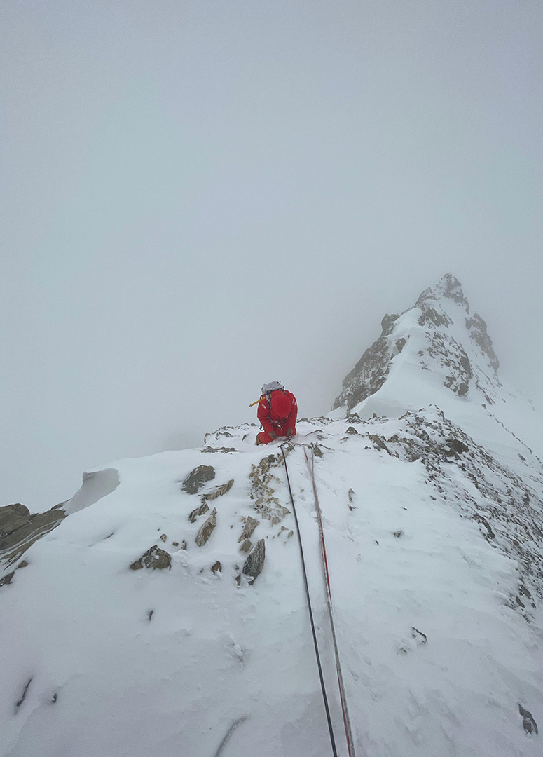 Uno dei momenti di meteo difficile e malessere in salita verso Campo 2 - Foto @Silvialoreggian