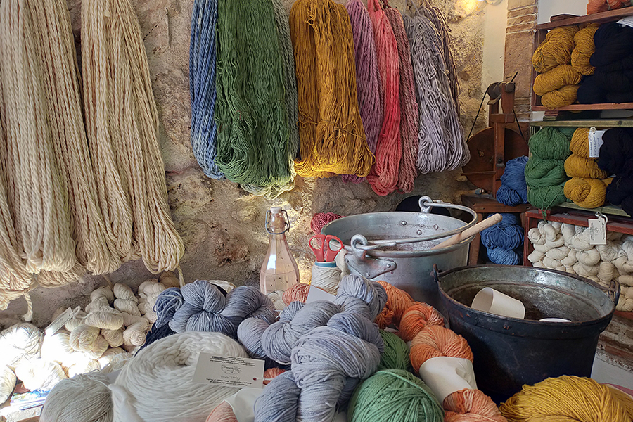 La tinteggiatura della lana viene realizzata a mano in piccole vasche da 3Kg ed i colori utilizzati sono tutti naturali cos&igrave; come il fissaggio del colore che viene realizzato con Sale, Tremor Tartaro, oppure e Allume di Rocca a seconda del tipo di colore e dello spessore della lana