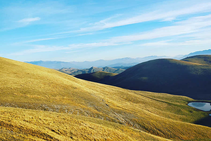 Paesaggio lungo il Tratturo Regio nell'altopiano del Parco Nazionale dei Monti del Gran Sasso d'Italia