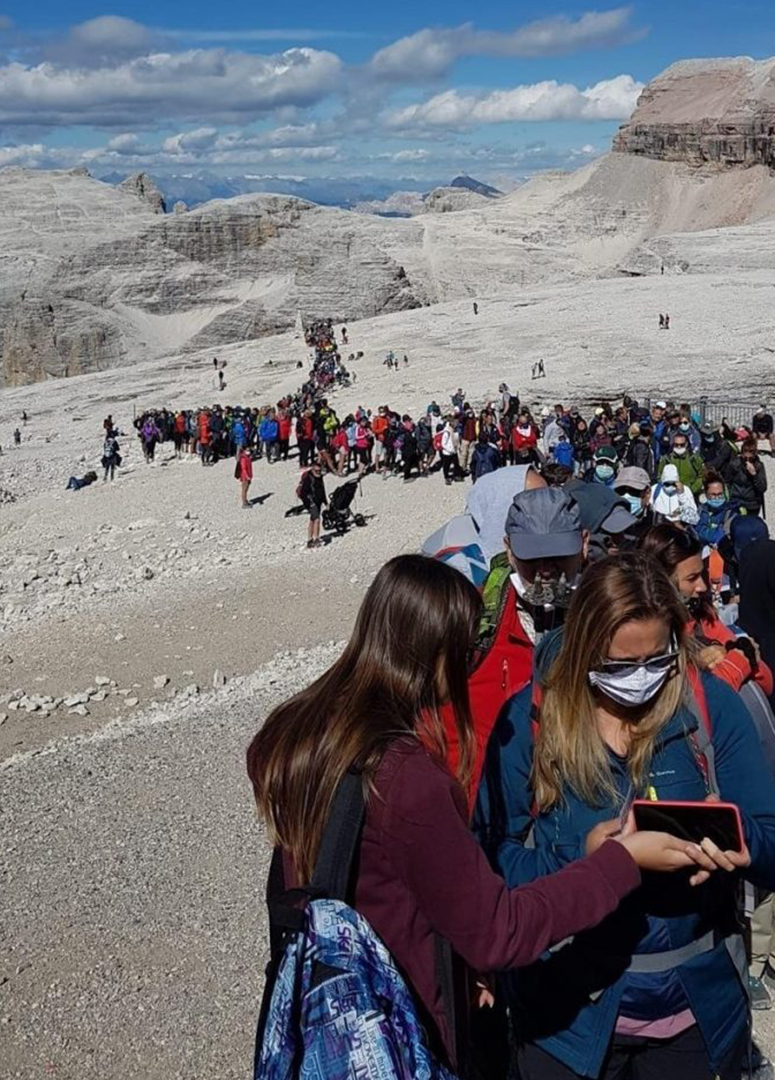 In attesa di prendere la funivia del Pordoi ©montagna.tv
