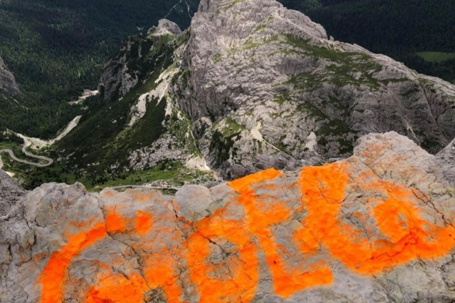 scritta spray sul Piccolo Lagazuoi @Corriere del Trentino
