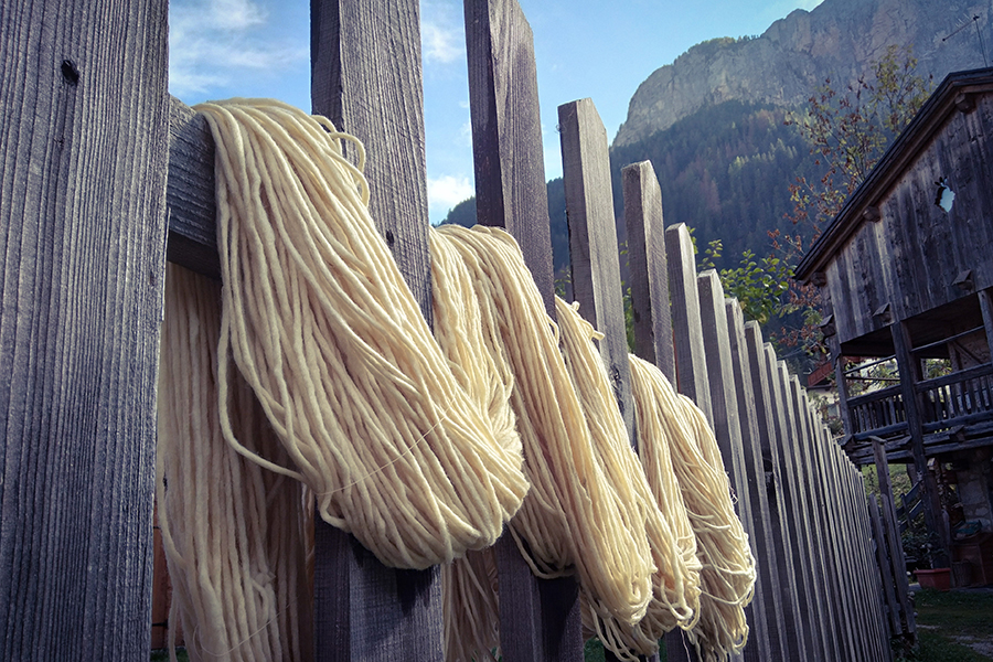 Matasse di pura lana 100% bio asciugano al sole in Dolomiti