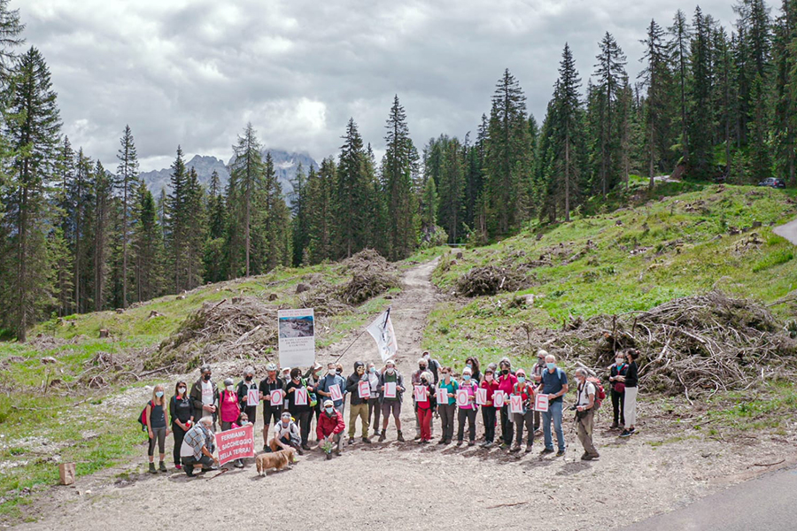 Manifestazione Mountain Wilderness - non nel mio nome - alla base del nuvo collegamento Cinque Torri - Pocol