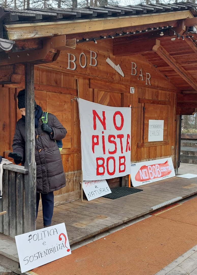 Manifestazione contro la pista d bob a Cortina