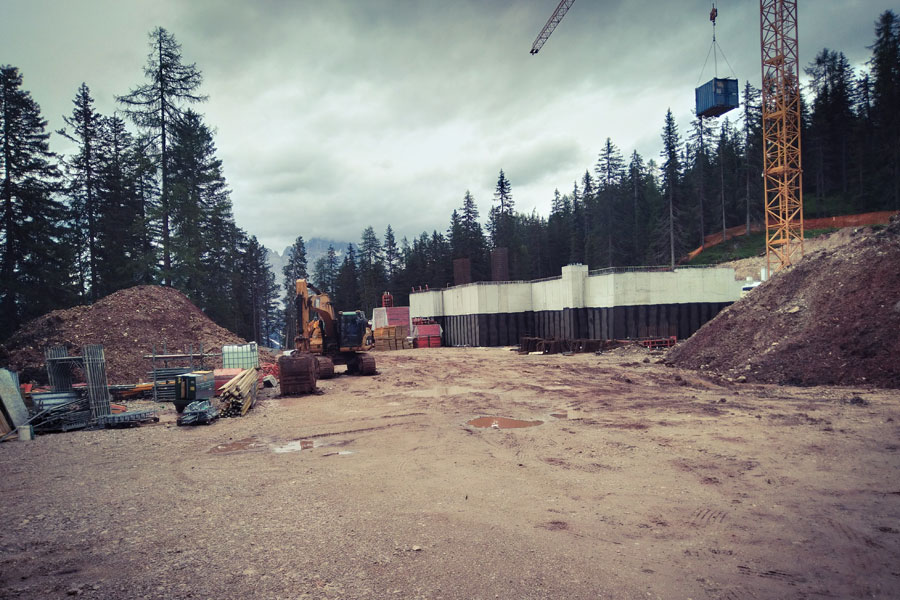 Stazione Intermedia del nuovo collegamento sciistico Cortina - Cinque Torri - cantiere @ph. F. Sordini