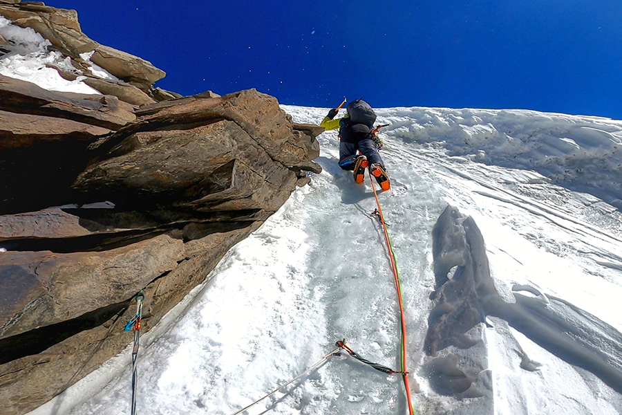 La cordata Symon Welfringer e Pierrick Fine sulla salita al Sani Pakush - Foto @S.Welfringer