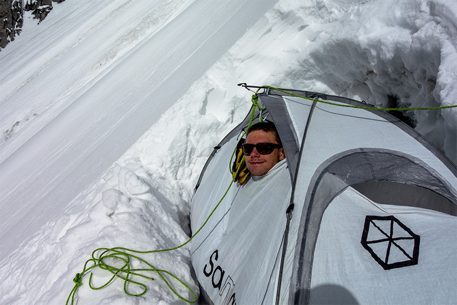Symon Welfringer nel bivacco sulla parete sud del Sani Pakkush - Foto @S.Welfringer 