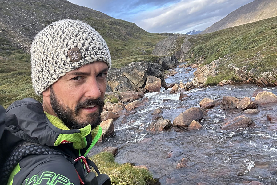 Daniele Matterazzo indossa un berretto Classic Strong realizzato a mano nell'ambito del progetto ELBEC Manifattura Diffusa