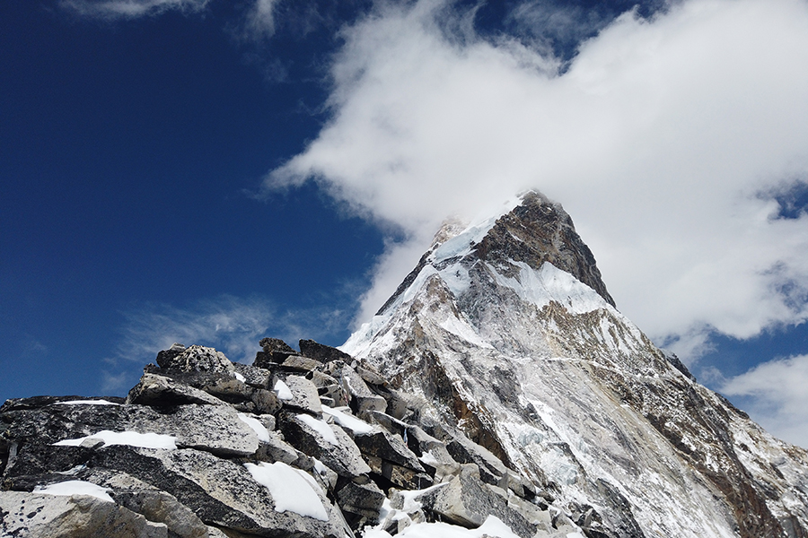 La cima dell'Ama Dablam nascosta dalle nuvole dal campo avanzato a quota 5.800m
