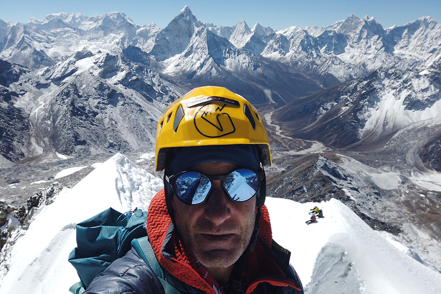 Giampaolo Corona sulla vetta del Lobuche Peak 6.119m e sullo sfondo l'Ama Dablam 