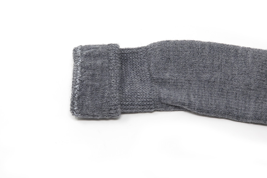 Il polsino senza elastico rigirato della nuova calza