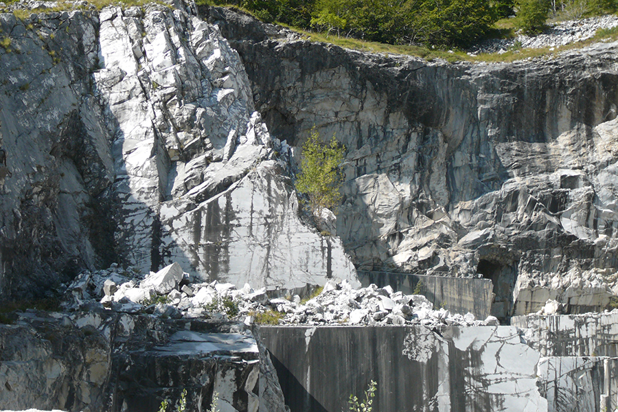 enorme cava di marmo sul versante della montagna