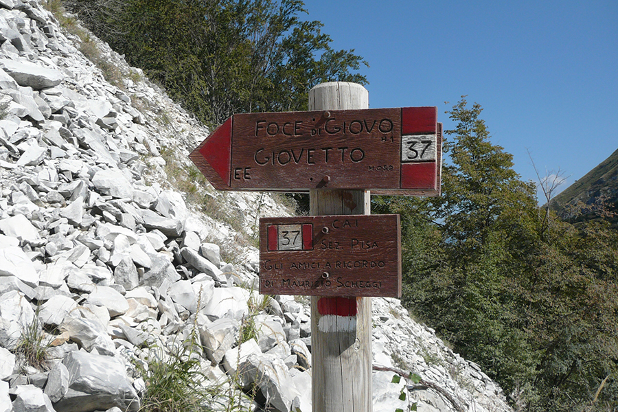 la cartellonistica CAI del sentiero 37