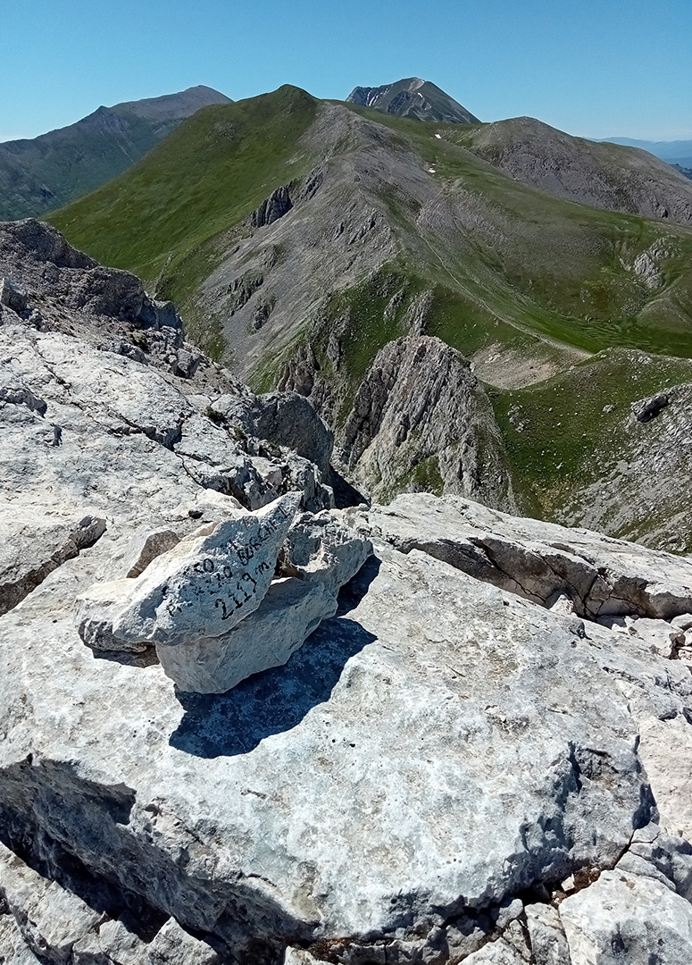 Cima Sasso Borghese con vista sulla Cresta del Redentore